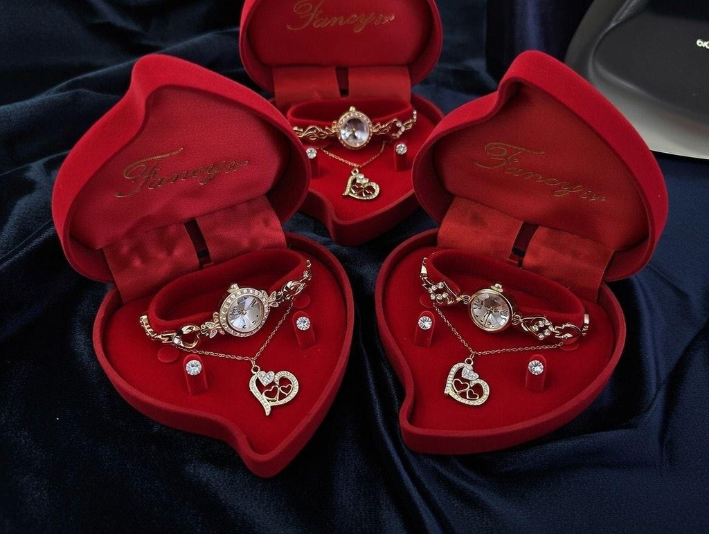 Conjunto de joyas dorado aleatorio con joyero de corazon.
